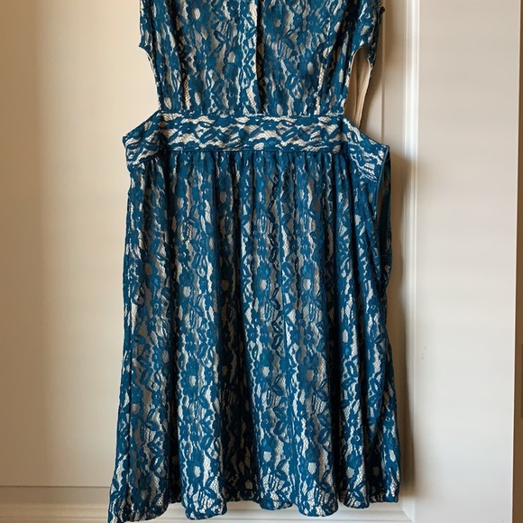 Cutout lace dress - Picture 2 of 4